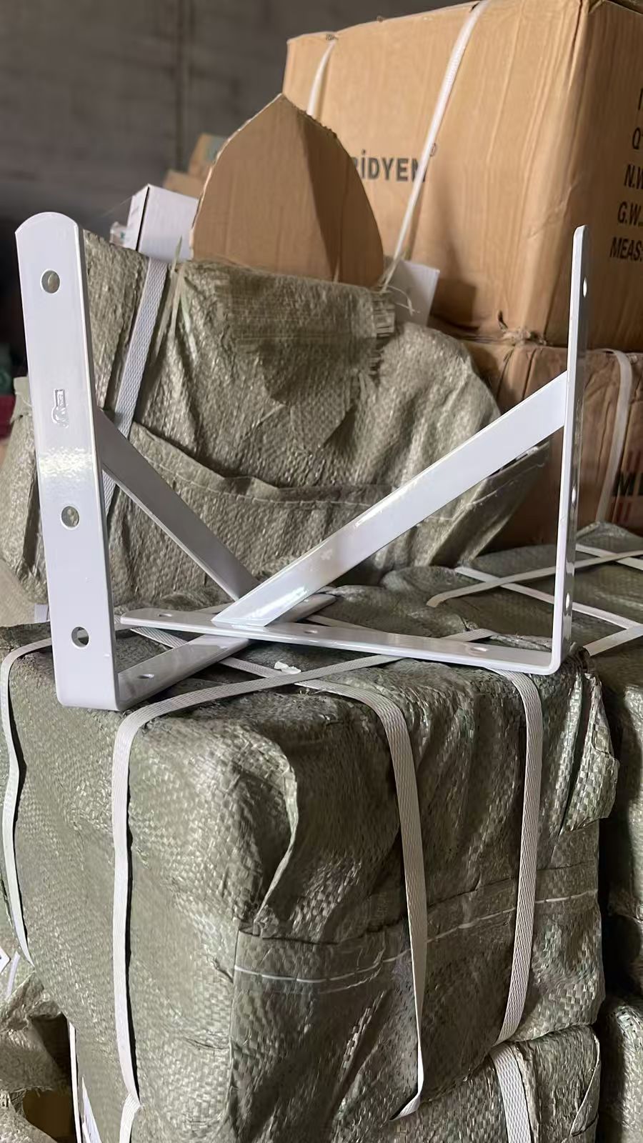 Thickened multifunctional wall mounted shelves, fixed wooden partitions, supported triangular brackets, high load-bearing right angle iron brackets